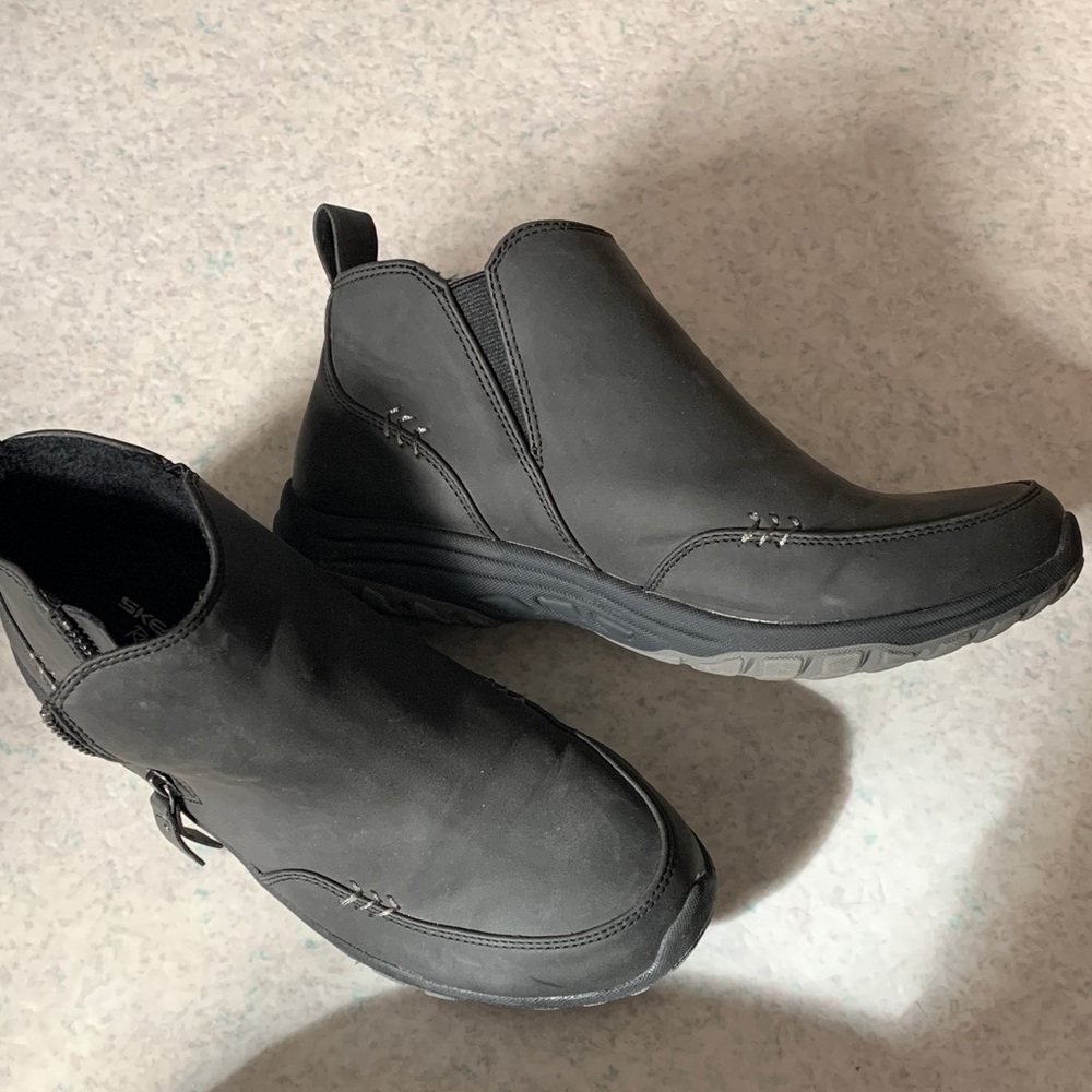 Skechers women’s 9.5 Black Chukka Slip-On Boots